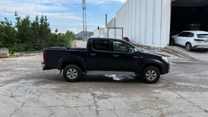 TOYOTA  HILUX